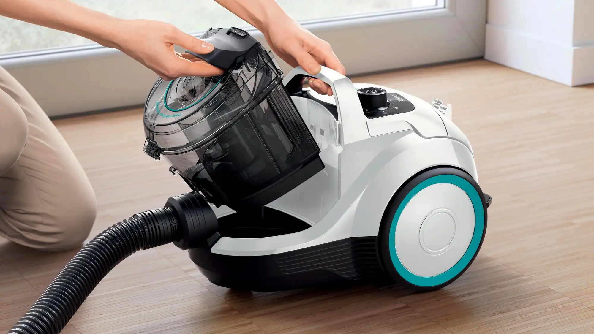 Bosch Serie 4 Vacuum Cleaner Pro Hygienic, 2000 Wattو White - BGS21WHYG