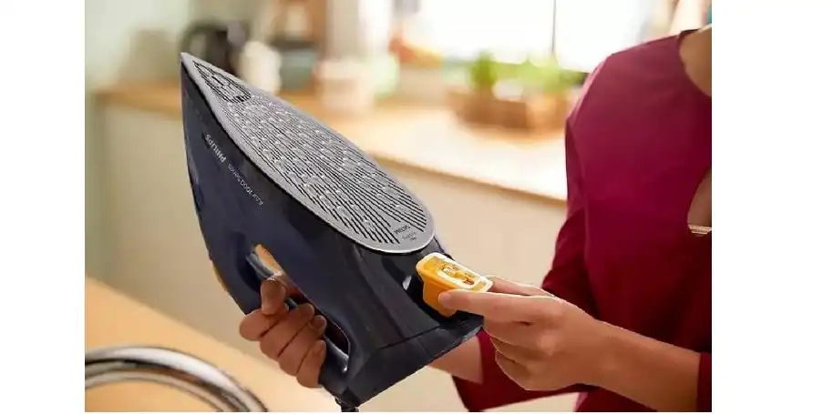 مكواة بخار فيليبس Azur من سلسلة 7000، دفعة بخار 250 جم، 3000 وات، خار 55 جم/دقيقة – DST7060/20